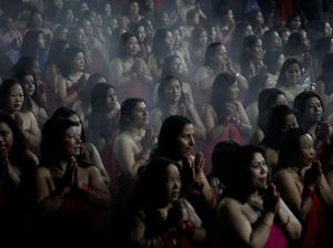Wanita-wanita di Nepal Mandi Sungai saat Festival, Begini Penampakannya Wanita-wanita di Nepal Mandi Sungai saat Festival, Begini Penampakannya
