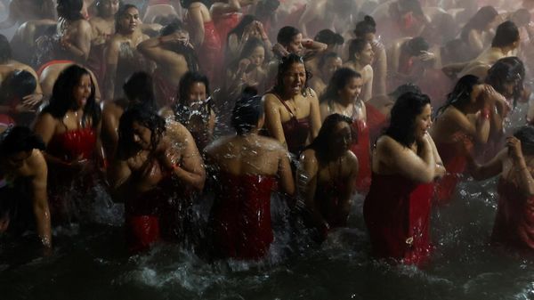 Intip Wanita-wanita di Nepal Saat Mandi Bareng di Sungai