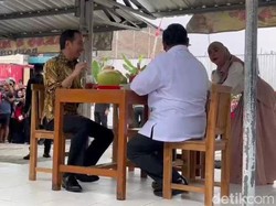 Tingkah Lucu Ria Ricis Minta Kerupuk ke Prabowo Saat Makan Bakso Bareng Jokowi