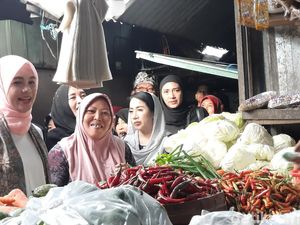 Blusukan ke Pasar Bareng Jombang, Atikoh Dapat Keluhan Kestabilan Harga
