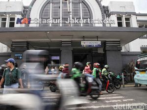 Semrawutnya Stasiun Jakarta Kota Dibajak Ojol, Gak Bahaya Tah?