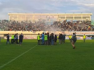 Kata Manajemen Persela Soal Suporter Masuk Lapangan Usai Imbang di Liga 2 Kata Manajemen Persela Soal Suporter Masuk Lapangan Usai Imbang di Liga 2