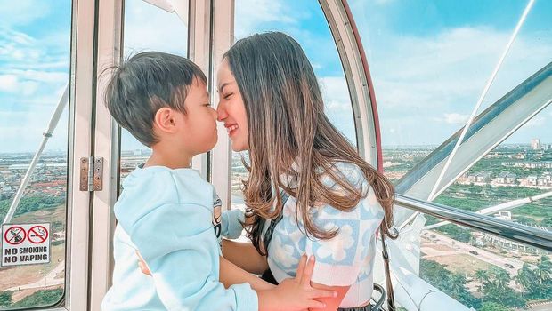 Tamara Tyasmara dan putranya