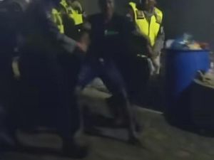Viral Pria Digerebek Polisi di Kos Mengwi gegara Todongkan Belati ke 2 Pemuda Viral Pria Digerebek Polisi di Kos Mengwi gegara Todongkan Belati ke 2 Pemuda