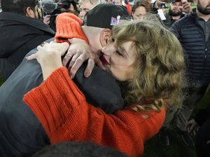 Momen Bucin Taylor Swift dan Travis Kelce, Ciuman di Tengah Lapangan Momen Bucin Taylor Swift dan Travis Kelce, Ciuman di Tengah Lapangan