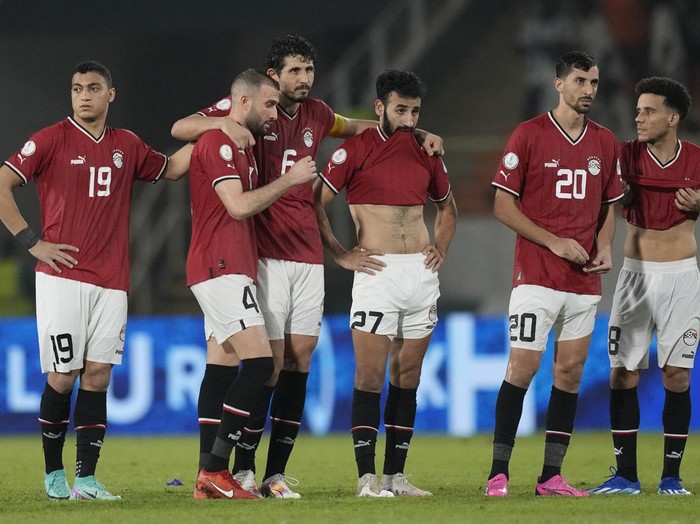 Egypt players watch the penalty shootout during the African Cup of Nations Round of 16 soccer match between Egypt and DR Congo, at the Laurent Pokou stadium in San Pedro, Ivory Coast, Sunday, Jan. 28, 2024. 2024. DR Congo won 8-7 after penalties. (AP Photo/Sunday Alamba)
