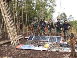 TNI Temukan Peluru hingga Kartu Indonesia Sehat di Markas KKB Maybrat