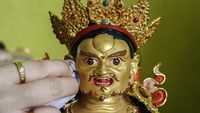 Tradisi Cuci Patung Dewa Jelang Imlek di Vihara Avalokitesvara Palangka Raya
