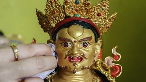 Tradisi Cuci Patung Dewa Jelang Imlek di Vihara Avalokitesvara Palangka Raya
