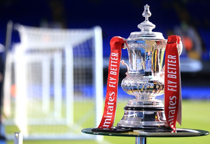 Trofi Piala FA IPSWICH, ENGLAND - JANUARY 27: A detailed view of the FA Cup Trophy prior to the Emirates FA Cup Fourth Round match between Ipswich Town and Maidstone United at Portman Road on January 27, 2024 in Ipswich, England. (Photo by Stephen Pond/Getty Images)