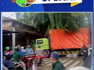 Truk Melintang Tutup Jalan Raya Condet Usai Terperosok, Lalin Macet