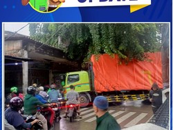 Truk Melintang Tutup Jalan Raya Condet Usai Terperosok, Lalin Macet