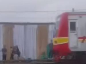 KAI Tak Beri Izin, Sesalkan Hajatan Digelar di Pinggir Rel Priok KAI Tak Beri Izin, Sesalkan Hajatan Digelar di Pinggir Rel Priok