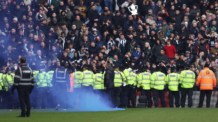 Police and stewards line the edge of the pitch after trouble breaks out between fans during the English FA Cup fourth round football match between West Bromwich Albion and Wolverhampton Wanderers at The Hawthorns stadium in West Bromwich, central England, on January 28, 2024. (Photo by Darren Staples / AFP) / RESTRICTED TO EDITORIAL USE. No use with unauthorized audio, video, data, fixture lists, club/league logos or live services. Online in-match use limited to 120 images. An additional 40 images may be used in extra time. No video emulation. Social media in-match use limited to 120 images. An additional 40 images may be used in extra time. No use in betting publications, games or single club/league/player publications. /