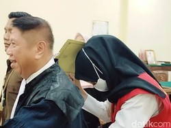 Penampakan Adelia di Sidang Perdana, Tutup Wajah Pakai Map dan Tabrak Pagar