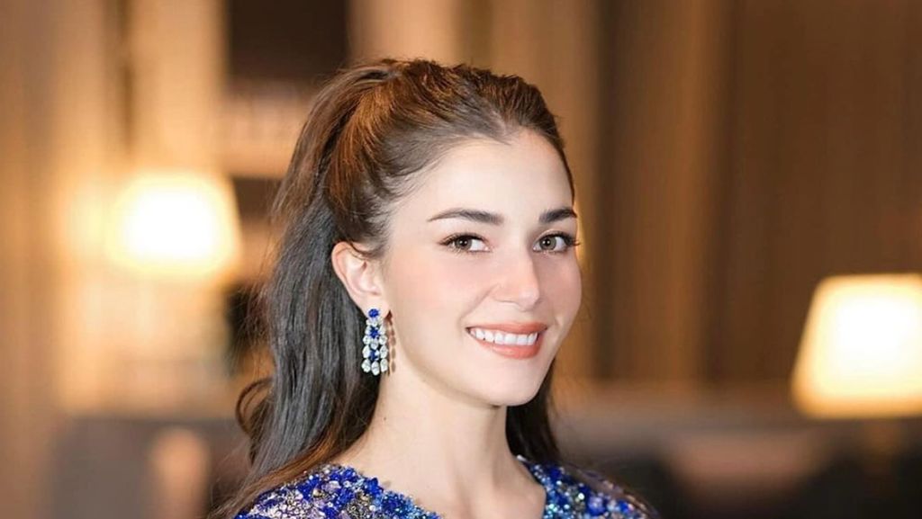 6 Pesona Anisha Rosnah Kondangan Bareng Pangeran Mateen, Gaunnya Rp 89 Juta 6 Pesona Anisha Rosnah Kondangan Bareng Pangeran Mateen, Gaunnya Rp 89 Juta
