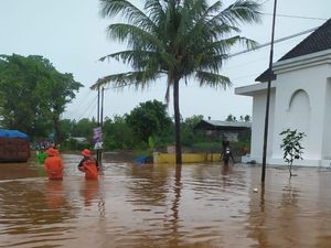 Banjir Bandang Terjang Dukuhseti Pati, Tinggi Air Capai 1,3 Meter Banjir Bandang Terjang Dukuhseti Pati, Tinggi Air Capai 1,3 Meter