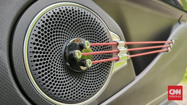 Fitur gimmick di BYD Atto 3 berupa 'tiga senar bass' yang ada di setiap pintu.