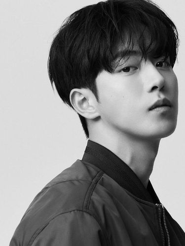 Dengan 19 juta pengikut di instagram, Nam Joo Hyuk kerap membagikan foto dan videonya tentang pekerjaan, olahraga, dan momen bersama teman./ Foto: instagram.com/skawngur