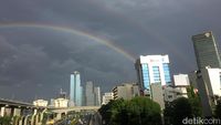 Muncul Pelangi Ganda di Langit Gerimis Jakarta