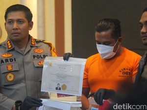 Polisi Ungkap Asal Muasal Ijazah Elwizan Dokter Gadungan PSS Sleman Polisi Ungkap Asal Muasal Ijazah Elwizan Dokter Gadungan PSS Sleman