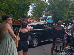 Gagal Nanjak, Truk Gencet Mobil Pengangkut Turis Asing di Gianyar