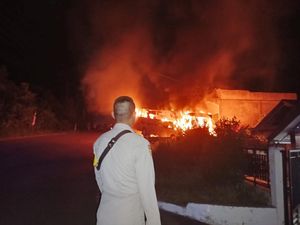 Bus Putra Inhil Tabrak Rumah Warga dan Terbakar di Inhu, Tak Ada Korban Jiwa Bus Putra Inhil Tabrak Rumah Warga dan Terbakar di Inhu, Tak Ada Korban Jiwa