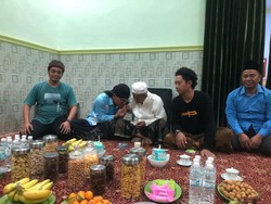 Sungkem Gus Miftah ke Kiai Sepuh Mojokerto Minta Doa untuk Prabowo-Gibran