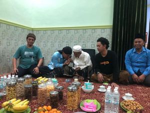 Sungkem Gus Miftah ke Kiai Sepuh Mojokerto Minta Doa untuk Prabowo-Gibran Sungkem Gus Miftah ke Kiai Sepuh Mojokerto Minta Doa untuk Prabowo-Gibran
