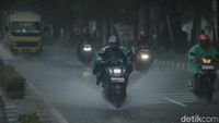 Hati-hati di Jalan, Cuaca Ekstrem di Jakarta Hingga Awal Februari