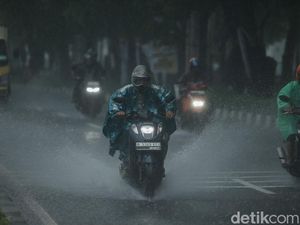 Hati-hati di Jalan, Cuaca Ekstrem di Jakarta Hingga Awal Februari