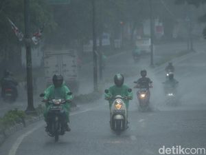Tips Aman Berkendara Motor Saat Hujan, Hati-hati di Jalan Rek! Tips Aman Berkendara Motor Saat Hujan, Hati-hati di Jalan Rek!