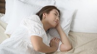 Posisi Tidur yang Baik untuk Jantung, Mending Miring atau Telentang?