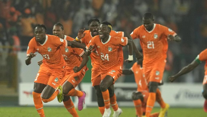 Ivory Coast players celebrate after defeating Senegal in a penalty shootout during their African Cup of Nations round of 16 soccer match between Senegal and Ivory Coast, at the Charles Konan Banny stadium in Yamoussoukro, Ivory Coast, Saturday, Jan. 20, 2024. (AP Photo/Themba Hadebe)