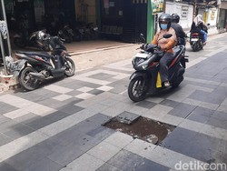 Jalan Berlubang di Sekitar Masjid Menara Kudus, Pemotor Harap Hati-hati