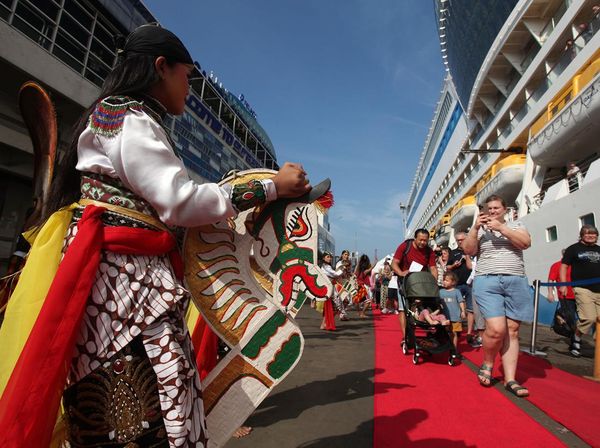 Jaran Kepang dan Reog Sambut Kapal Pesiar AIDAbella di Surabaya