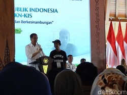 Jokowi Bagikan Sepeda ke 2 Peserta JKN-KIS yang Hafal Pancasila