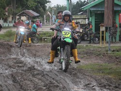 Kapolres Bengkalis Rutin Cek TPS Rawan Banjir Pakai Motor Trail