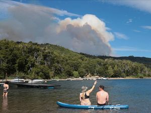 Kebakaran Hutan di Taman Nasional Argentina Jadi Tontonan Turis