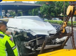 BMW Tergelincir Tabrak Lampu di Tol Dalkot, Diduga karena Ban Tak Laik
