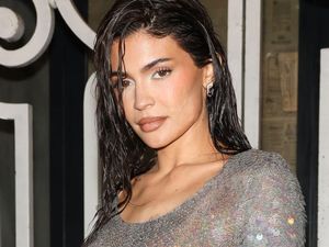 Sering Diserbu Komentar Jahat, Kylie Jenner Bersyukur Masih Bisa Bercermin Sering Diserbu Komentar Jahat, Kylie Jenner Bersyukur Masih Bisa Bercermin