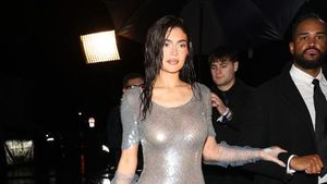 Foto: Adu Gaya Kylie Jenner dan Kim Kardashian Pakai Gaun Transparan di Paris