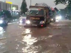 Hujan Deras, Jalan Jogja-Solo Sempat Terendam di Jogonalan Klaten