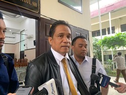 Kuasa Hukum Bantah Firli Hilang: Ada di Rumah, Masih Beraktivitas Biasa