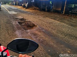 Ranjau di Jalan Berkelok Cibadak-Palabuhanratu Sukabumi Ranjau di Jalan Berkelok Cibadak-Palabuhanratu Sukabumi