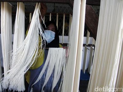 Melihat Produksi Mi Panjang Umur yang Dipercaya Bawa Hoki Saat Imlek