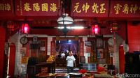 Melihat Persiapan Imlek di Vihara Bahtera Bhakti