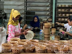 Menengok Pembuatan Kue Keranjang di Toko Legendaris Bandung