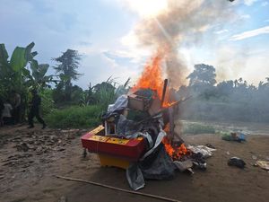 Polisi Bakar Gubuk Judi-Narkoba di Medan, 15 Orang Ditangkap Polisi Bakar Gubuk Judi-Narkoba di Medan, 15 Orang Ditangkap