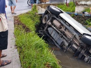 Byur! Mobil Nyemplung Saluran Air di Pundong Bantul